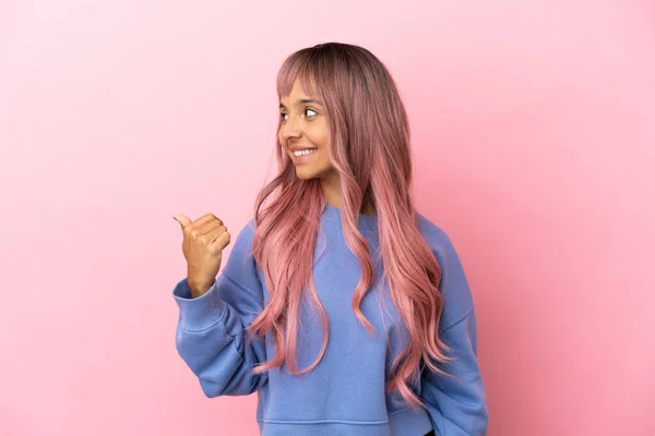 Jovem Mista Com Cabelo Rosa Isolado Sobre Fundo Rosa Apontando — Fotografia de Stock