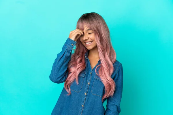 Jovem Mulher Raça Mista Com Cabelo Rosa Isolado Fundo Azul — Fotografia de Stock