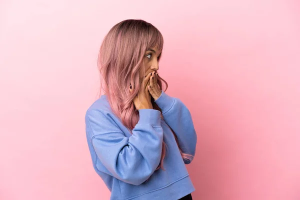 Jeune Femme Métisse Aux Cheveux Roses Isolé Sur Fond Rose — Photo