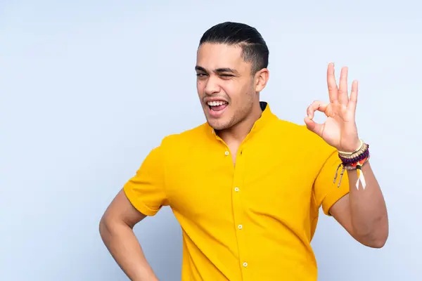 Asyalı Yakışıklı Adam Izole Edilmiş Arka Planda Parmaklarıyla Işaret Veriyor — Stok fotoğraf