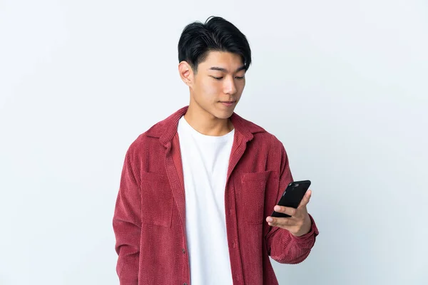 Joven Chino Aislado Sobre Fondo Blanco Enviando Mensaje Correo Electrónico — Foto de Stock