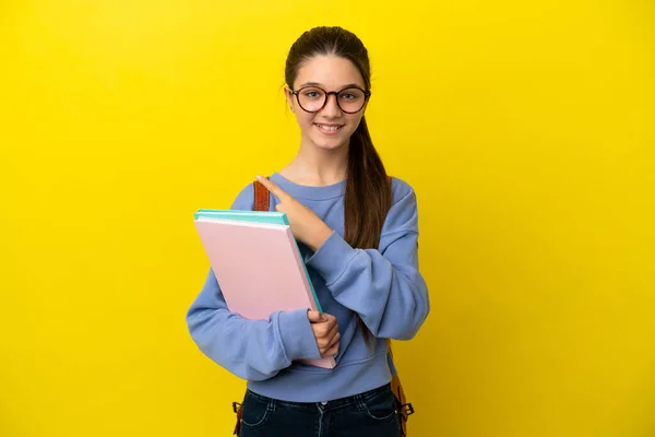 Student Dziecko Kobieta Odizolowanym Żółtym Tle Wskazując Bok Aby Przedstawić — Zdjęcie stockowe