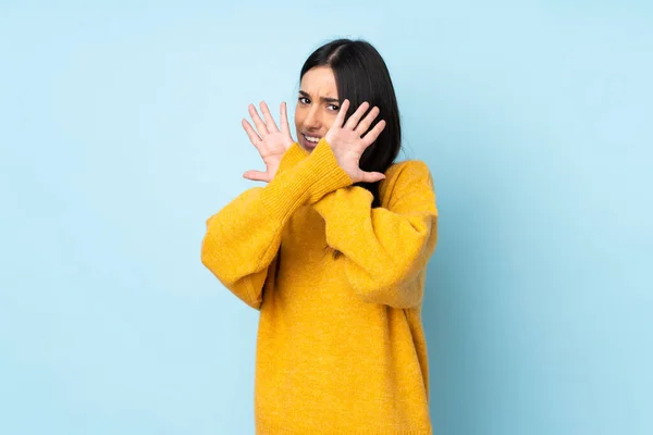 Jonge Blanke Vrouw Geïsoleerd Blauwe Achtergrond Nerveus Stretching Handen Naar — Stockfoto