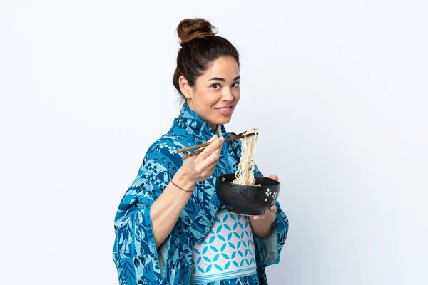 Frau Trägt Kimono Über Isoliertem Weißem Hintergrund Und Hält Eine — Stockfoto