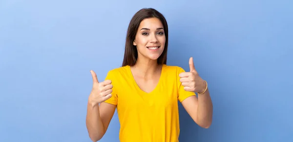 Joven Mujer Caucásica Sobre Fondo Aislado Dando Gesto Pulgar Hacia — Foto de Stock