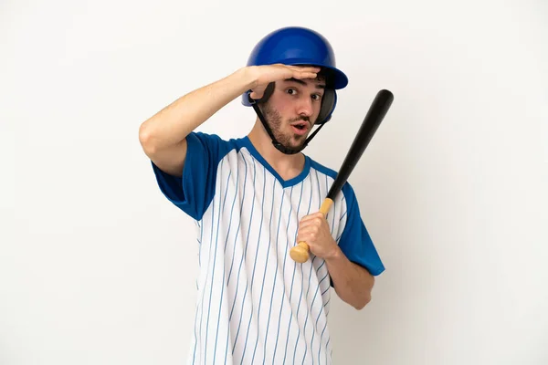Young Caucasian Man Playing Baseball Isolated White Background Doing Surprise — Stock Photo, Image
