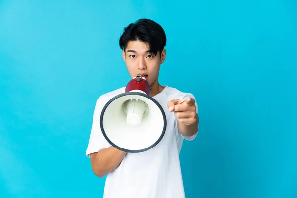 Молодий Китайець Ізольований Синьому Фоні Кричить Через Мегафон Щоб Оголосити — стокове фото