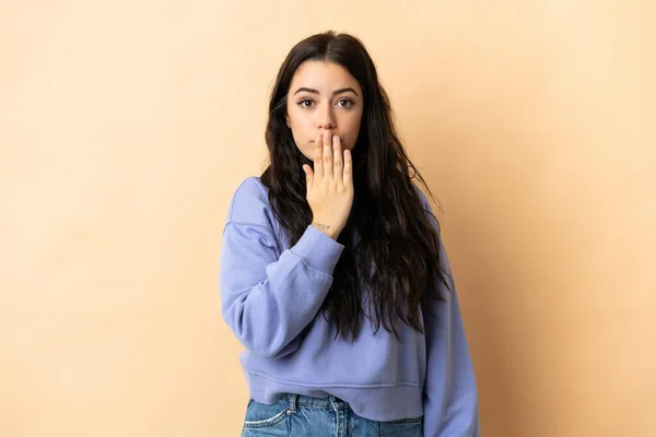 Giovane Donna Caucasica Sfondo Isolato Che Copre Bocca Con Mano — Foto Stock