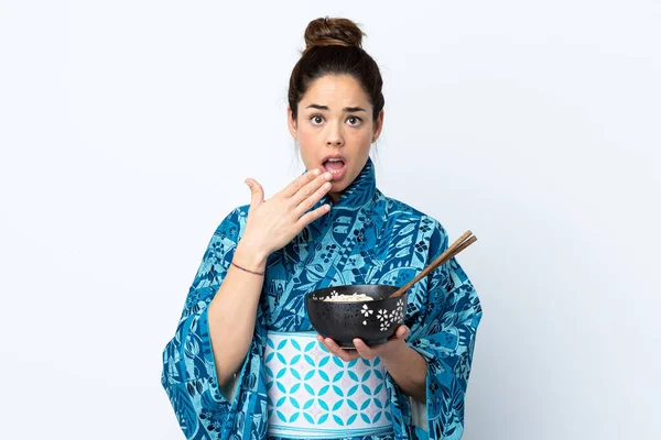Женщина Кимоно Изолированном Белом Фоне Держит Миску Лапши Палочками Еды — стоковое фото