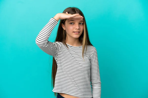 Menina Sobre Fundo Azul Isolado Olhando Para Longe Com Mão — Fotografia de Stock