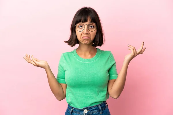 Jong Gemengd Ras Vrouw Geïsoleerd Roze Achtergrond Met Twijfels Terwijl — Stockfoto