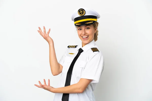 飞机上的金发女飞行员被隔离在白色背景下 向旁边伸出手来 感谢她的邀请 — 图库照片