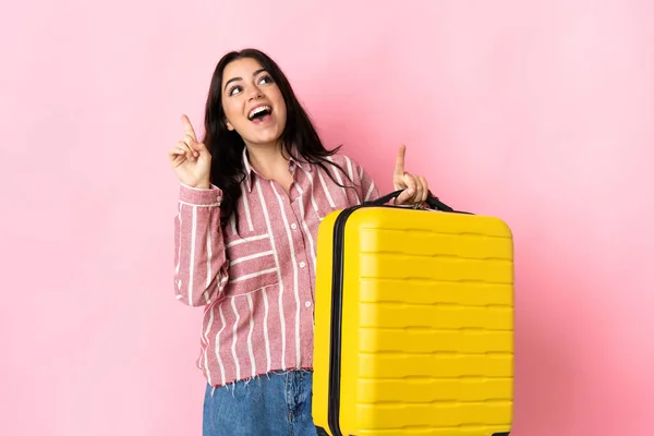 Young Caucasian Woman Isolated Pink Background Vacation Travel Suitcase Pointing — Stock Photo, Image