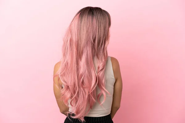 Jeune Femme Métisse Aux Cheveux Roses Isolés Sur Fond Rose — Photo