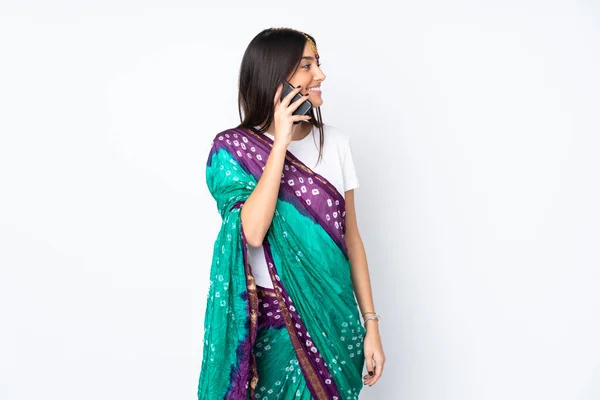 Дівчинка Індії Ізольована Білому Фоні Розмовляє Кимось Мобільному Телефону — стокове фото