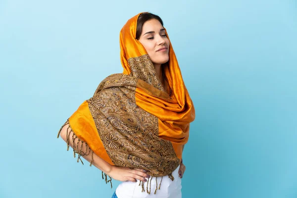 Młoda Marokańska Kobieta Tradycyjnym Stroju Izolowane Niebieskim Tle Cierpiących Plecach — Zdjęcie stockowe