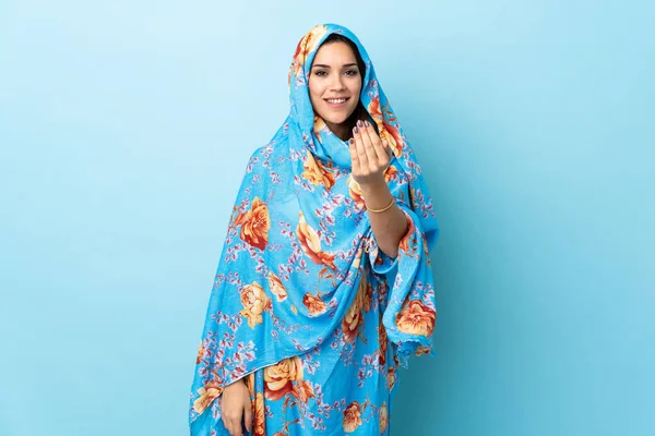 Mulher Marroquina Jovem Com Traje Tradicional Isolado Fundo Azul Convidando — Fotografia de Stock