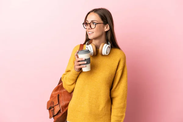 Joven Estudiante Mujer Sobre Aislado Rosa Fondo Buscando Lado —  Fotos de Stock