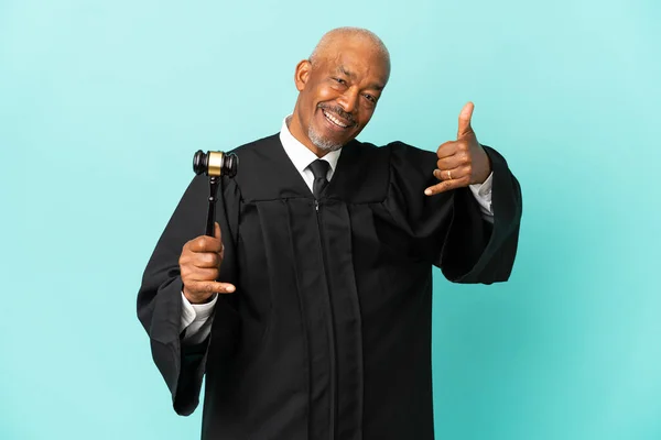 Judge Senior Man Isolated Blue Background Making Phone Gesture Call — Stock Photo, Image