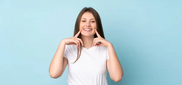 Adolescente Caucasiana Menina Isolada Fundo Azul Sorrindo Com Uma Expressão — Fotografia de Stock