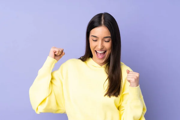 Joven Mujer Caucásica Sobre Fondo Aislado Celebrando Una Victoria —  Fotos de Stock