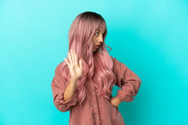 Jeune Femme Métisse Aux Cheveux Roses Isolé Sur Fond Bleu — Photo