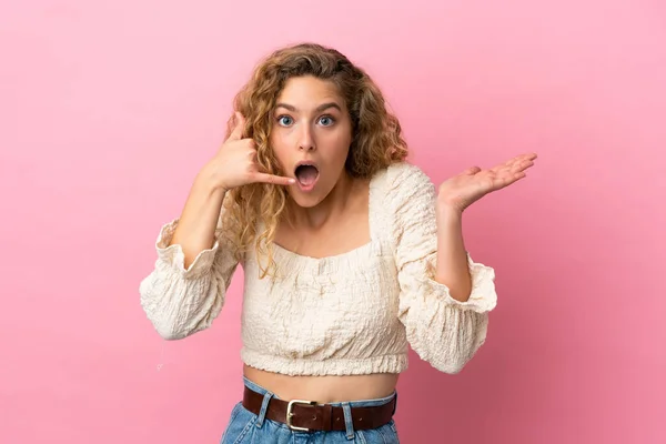 Giovane Donna Bionda Isolata Sfondo Rosa Fare Gesto Del Telefono — Foto Stock