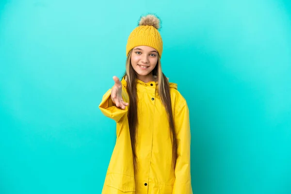 Menina Vestindo Casaco Prova Chuva Sobre Fundo Azul Isolado Apertando — Fotografia de Stock