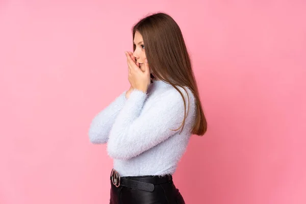 Teenager Caucasian Girl Isolated Pink Background Covering Mouth Looking Side — Stock Photo, Image