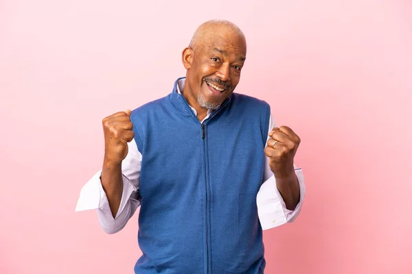 Senior Cubano Aislado Sobre Fondo Rosa Celebrando Una Victoria Posición —  Fotos de Stock