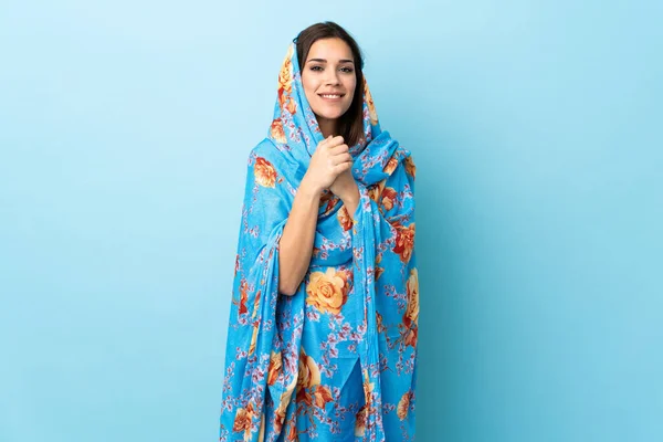 Młoda Marokańska Kobieta Tradycyjnym Stroju Izolowane Niebieskim Tle Śmiech — Zdjęcie stockowe
