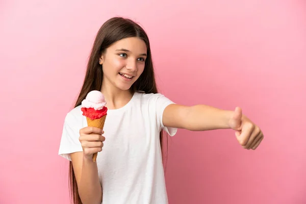 Liten Flicka Med Cornet Glass Över Isolerad Rosa Bakgrund Ger — Stockfoto