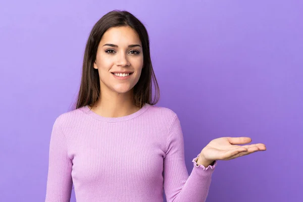 Jeune Femme Caucasienne Sur Fond Isolé Présentant Une Idée Tout — Photo