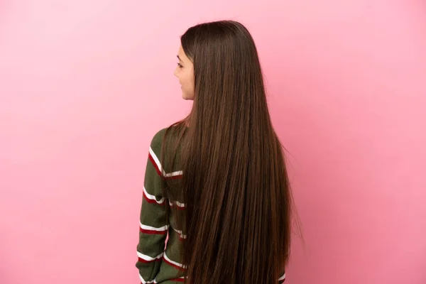 Ragazzina Isolato Sfondo Rosa Posizione Posteriore Guardando Lato — Foto Stock