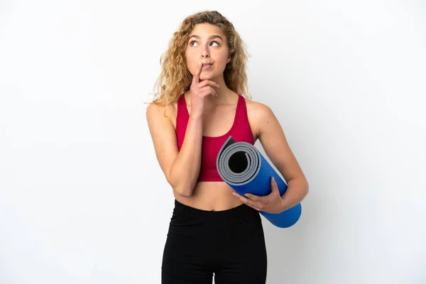 Joven Mujer Rubia Deportiva Yendo Clases Yoga Mientras Sostiene Una — Foto de Stock