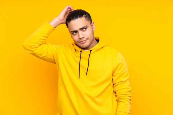 Asiático Guapo Hombre Aislado Amarillo Fondo Con Dolor Muelas — Foto de Stock