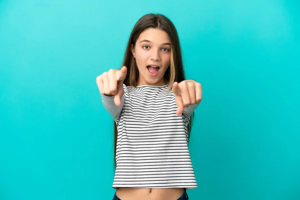 Niña Sobre Fondo Azul Aislado Sorprendida Apuntando Hacia Delante —  Fotos de Stock