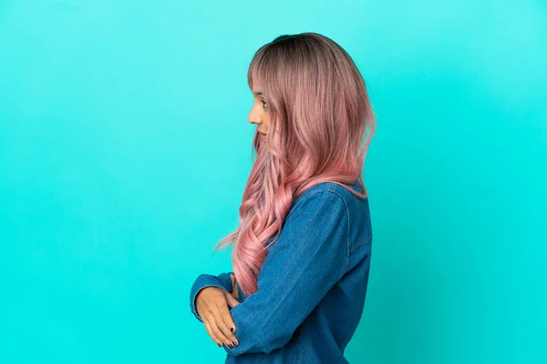 Jovem Mulher Raça Mista Com Cabelo Rosa Isolado Fundo Azul — Fotografia de Stock