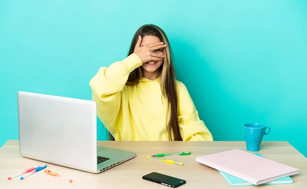 Menina Uma Mesa Com Laptop Sobre Fundo Azul Isolado Cobrindo — Fotografia de Stock