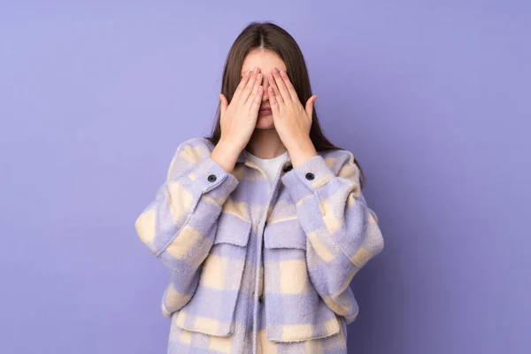 Adolescente Caucasiana Menina Isolada Fundo Roxo Cobrindo Olhos Por Mãos — Fotografia de Stock
