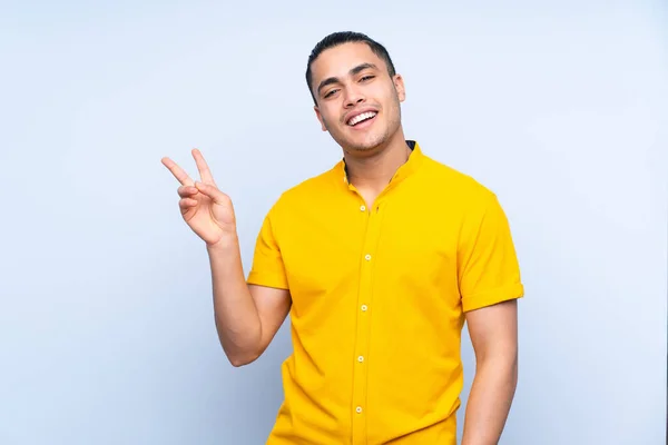 Asiatischer Gutaussehender Mann Über Isoliertem Hintergrund Lächelt Und Zeigt Siegeszeichen — Stockfoto