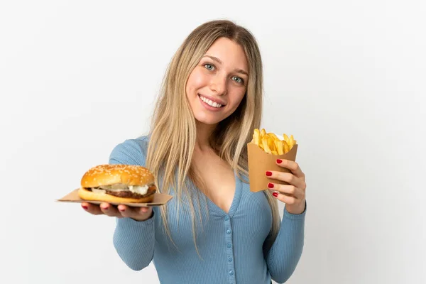 Młoda Blondynka Trzyma Smażone Frytki Cheeseburgera Odosobnionym Tle — Zdjęcie stockowe