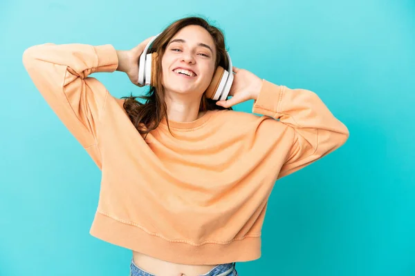 Giovane Donna Caucasica Isolata Sfondo Blu Ascoltare Musica — Foto Stock