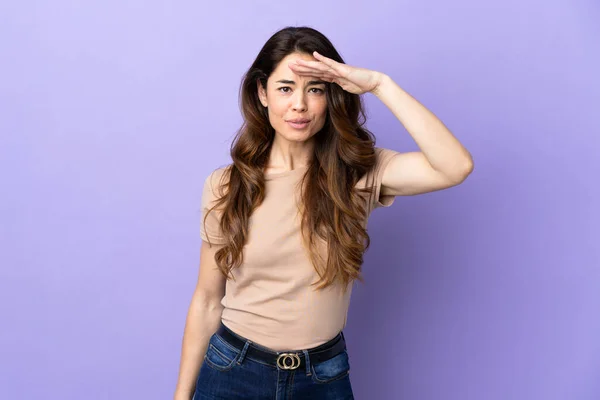 Woman Isolated Purple Background Looking Far Away Hand Look Something — Stock fotografie