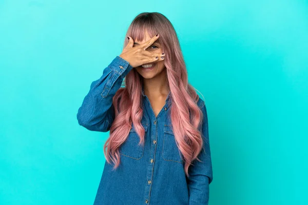 Молодая Женщина Смешанной Расы Розовыми Волосами Изолированы Голубом Фоне Закрывая — стоковое фото