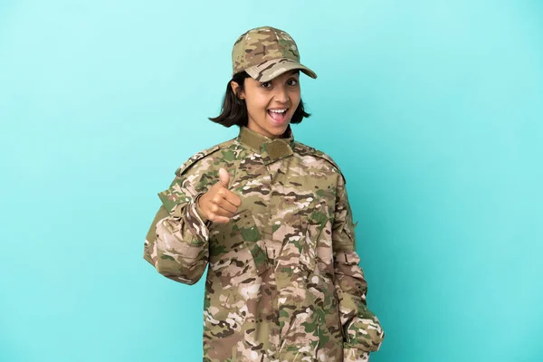 Militare Mista Donna Isolato Sfondo Blu Con Pollici Perché Qualcosa — Foto Stock