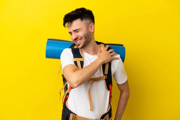 Jovem Montanhista Caucasiano Com Uma Grande Mochila Isolada Fundo Amarelo — Fotografia de Stock