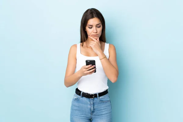 Joven Mujer Caucásica Aislada Sobre Fondo Azul Pensando Enviando Mensaje —  Fotos de Stock