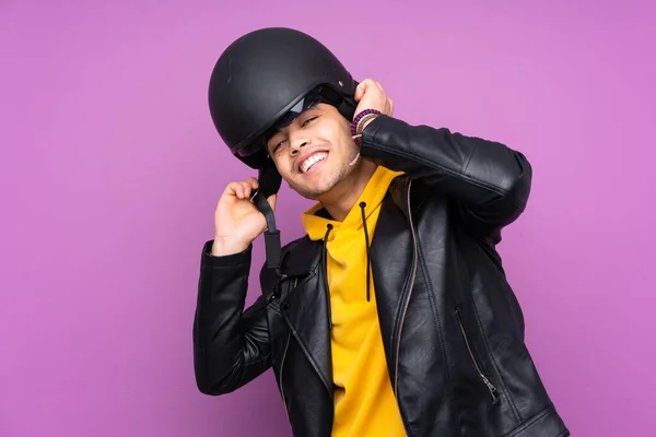 Hombre Con Casco Moto Aislado Sobre Fondo Púrpura — Foto de Stock