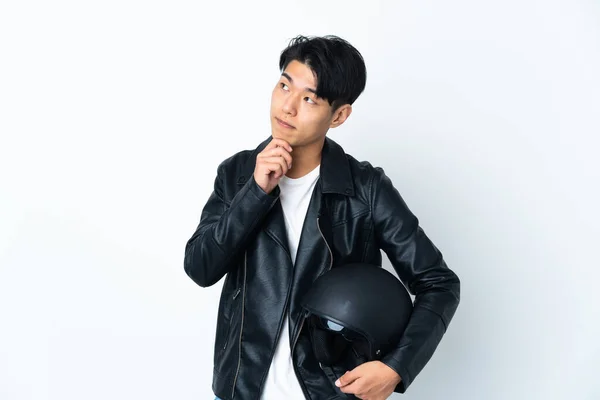 Hombre Chino Con Casco Moto Aislado Sobre Fondo Blanco Mirando — Foto de Stock